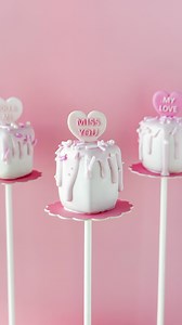 Sweeten Valentine’s Day with these dreamy conversation heart cake pops 💗✨ Perfect for Valentine’s parties, dessert tables, gifting, baby showers, and custom orders, these heart cake pops are all about the details. From the soft pink drip to the classic candy heart messages, these treats are a must-have for Valentine’s Day desserts and cake pop designs. The messages on top were made using our Conversation Heart Pad, available now on our website- making it easy to create perfectly embossed Valent