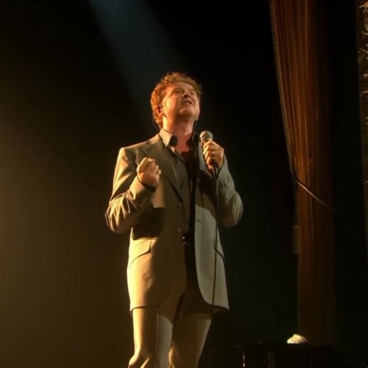 20 years ago this month, Simply Red released their cover of Leon Russell’s 'A Song for You' as a double A-side single also featuring the Simplified version of 'Something Got Me Started'. 🎻 | Simply Red