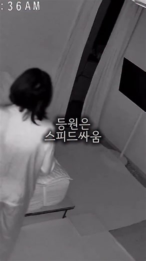 데일리우뉴 / juhae song on Instagram: "전 종종 아이와의 일상을 올립니다🙋🏻‍♀️ 그중 씨씨티비장면은 눈뜨고는 못봐줄정도입니다 돌전부터 올린 아이와의 결투장면을 다들 너무 좋아해주지말입니다😊 아빠는 못하지만 엄마는 할수있는 10분만에 등원시키기❤️ 일찍일어난것보다 늦잠이 훨씬 나은이유 일찍일어나서 이리저리 싸돌아다니고 저지레하다보면 40개월 아기 등원할때쯤 졸려서 대화불가❌ 늦잠자면 비위만 조금맞춰줘도 얼레벌레 잘 따라와줍니다 이 모든게 10분안에 해결해야하는이유‼️ 시간이지나면 장꾸본능 가동함🤬 제 정신이 들어 똘망똘망해지면 엄마말 안들을 확률 무려 1000000%🥶 오늘도 생쇼를 해주며 나도모르게 옷입히기 성공❤️ 현관까지 가는게 포인트라 심기를 절대 건드리지않고 신속정확 등원길은 잽싸게 뛰어줘야 엄한 개미 구경안함 오늘도 등원성공👋🏻 고생했으니 한숨자야지🙆🏻‍♀️ #엄마가슈퍼맨인이유"