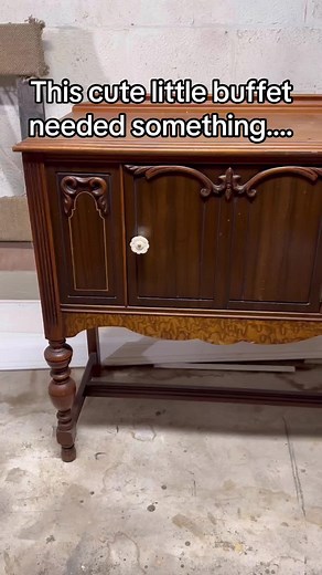 Do you like this distressed look?! When I saw this piece I just had to pull out the milk paint and I’m totally loving how it turned out! But don’t just take my word for it. Let me know what you think in the comments below! Do you dig the black makeover or prefer something more colorful? @The Real Milk Paint Co. #furnituredesign #furnitureflipper #furnitureartist #beforeandafter #blackbuffet