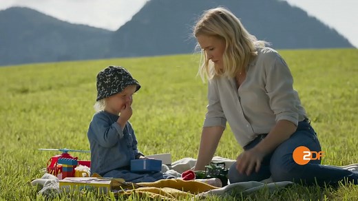 Lena Lorenz 10. Staffel Alle sechs Folgen ab Donnerstag, 4. April, 10.00 Uhr in der ZDF-Mediathek. __ Judith Hoersch kehrt zurück in die Titelrolle der freiberuflichen Hebamme Lena Lorenz mit Praxis auf dem Bauernhof ihrer Mutter. Lenas Welt wird in der zehnten Staffel erneut auf die Probe gestellt. Nicht der Lorenzhof ist diesmal bedroht – Veränderung kommt aus den Figuren an sich: Lena und Rob finden näher zusammen und für Eva, Vinz und Aimee ändern sich die Umstände ganz spontan. Wie wird das