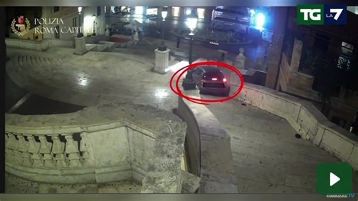 Il video dell'81enne che con la sua auto ha percorso un tratto della scalinata di Trinità dei Monti in Piazza di Spagna