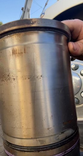 MP7 Mack Engine Rebuild after Valve and Liner Damage