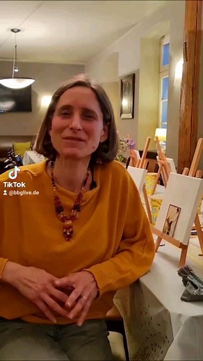 Die Reihe Wine & Art im Karl'sPlatz Bernburg, unterstützt von der Künstlerin Juliane Kahl, ist sehr gefragt, Bereits 10 Veranstaltungen hat Luisa Liebefinke organisiert, der Zuspruch ist groß, überwiegend sind es Frauen, die sich an den Farben frönen und bei einem Glas Wein die Seele baumeln lassen. Die nächste Wine & Art ist am 05. April, Beginn 19 Uhr, Kosten 20 Euro (zzgl. Speisen & Getränke). Telefonische Reservierungen unter: 03471 621118. | Salzlandmagazin