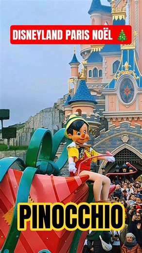 PINOCCHIO PARADE NOËL DISNEYLAND PARIS #shorts #disneyparade #dlp #disneylandparis #disneyland #fyp