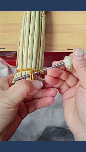 Brush tying technique using wire for a strong and durable hold #knotskills #ropetricks #lifehacks