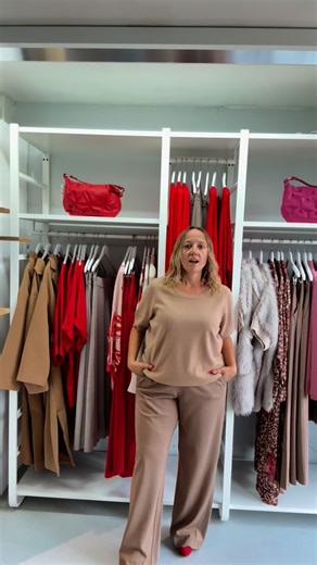 Toon op toon outfit van Xandres in de kleur cappuccino. En eindelijk een twinset met een rits 🥳 #xandres #plussizefashion #curvyfashion #grotematenmode #herent | Axent