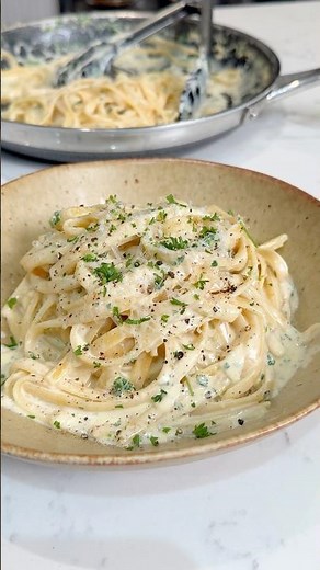 Fettuccine Alfredo 😍 full recipe in the description 👍