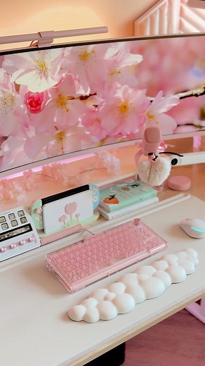 5.3K views · 247 reactions | unboxing the prettiest pink transparent keyboard  @kiiboom.official kindly gifted me the Phantom 81 V3 to test out and it’s now officially my favorite keyboard 凉 it looks SO pretty and I love how it matches with my setup. #keyboard #gaming #phantom81v3 #pink #desksetup #tech #mechanicalkeyboard | Gamergirlgale | Facebook