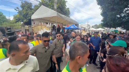 VP SARA IN DAVAO CITY Vice President Sara Duterte arrived Thursday morning in Bangkal, Davao City to participate in her family’s annual Christmas gift-giving event at their ancestral home. The Office of the Vice President (OVP) said VP Sara will take part in the holiday festivities and personally help oversee the distribution of gifts. 🎥: Bryll Montalvo/News5 | ONE News