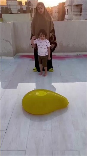 عمر فرقع البالونة لما جلس عليه