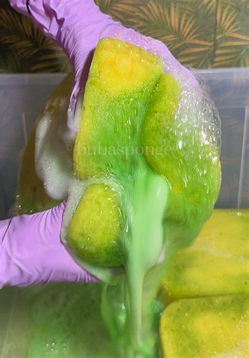 Feels like I could do it all day 🫢 #cleantok #asmr #spongesqueezingasmr #fypage #viral
