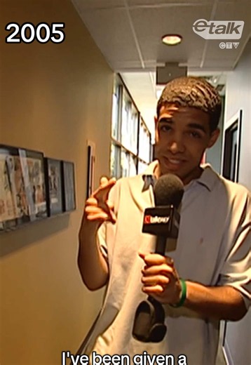 He’s got skills on that mic – not surprised... 🎤 Back in 2005, Etalk went to set of ‘Degrassi: The Next Generation’ and Drake had no problem filling in as a reporter, and interviewing ‘Degrassi’ fan, Malcolm David Kelley. Head to our YT to see more of our fun with Drake in 2005 including other 'Degrassi: The Next Generation' cast! 👀 #Drake #Degrassi #DegrassiTheNextGeneration #MalcolmDavidKelley #Iceman