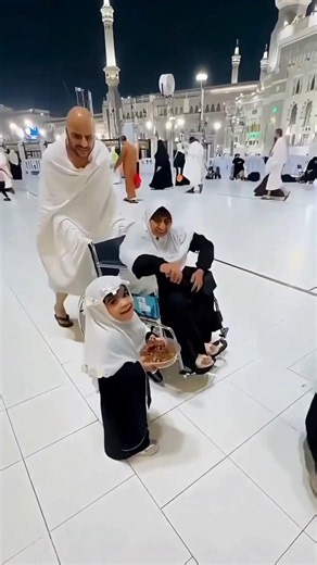 Little Haji's Kindest Moment ❤️🥹 | Makkah 🕋 #Shorts #islamicvideo #short #viralvideo #viral #makkah