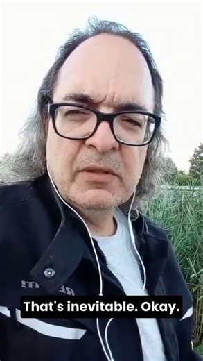 Il trans USA PSlC0PATlC0 "Sarah Ashton-Cirillo collaborazionista e spia del regime di Zelensky, che ha aiutato l'intelligence ucraina a catturare e far morire l'americano Gonzalo Lira, un giorno è un trans calvo con il trapianto venuto male, il giorno è un trans con la parrucca.