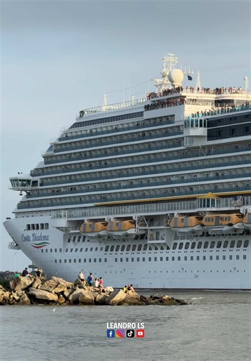 Costa Diadema: Gigante Navio de Cruzeiro Navegando para o Mar