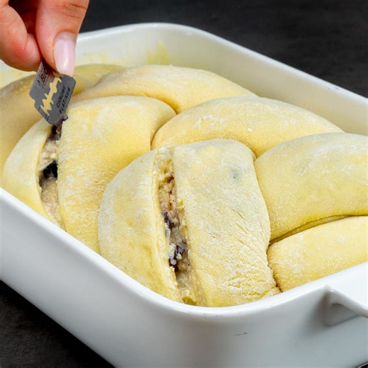 Old German recipe: A forgotten recipe from grandfathers book! Ingredients: butter: 10 g (0.4 oz) flour: 20 g (0.7 oz) flour: 500 g (18 oz) yeast: 20 g (0.7 oz) milk: 250 ml (8.5 fl oz) sugar: 30 g (1.1 oz) flour: 50 g (1.8 oz) eggs: 1 pc salt: 10 g (0.4 oz) honey: 30 g (1.1 oz) soft butter: 30 g (1.1 oz) eggs: 1 pc milk: 20 ml (0.7 fl oz) The filling: cottage cheese: 250 g (8.8 oz) sour cream: 200 g (7.1 oz) powdered sugar: 60 g (2.1 oz) starch: 20 g (0.7 oz) eggs: 2 pc vanilla essence: 10 ml (0