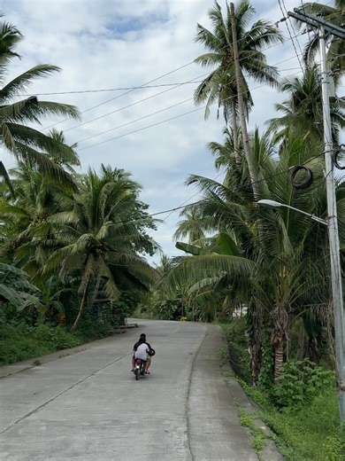 MAPI LEON on Instagram: "December 26th 🎄🇵🇭 Beach Day 🏝️ • • #holidays #philippines #filipinas #filipina #latina #friendship #jordan #beach #4x4 #roadtrip #ceviche #palmtree #playa"