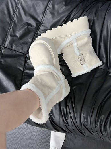 ホワイトファー厚底ブーツで冬コーデ完成