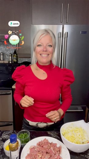 Riz frit au porc!! 1 filet de porc en lanières 1/4 tasse huile d’olive 1 tasse de chou napa émincé 1 piment fort 1mcx de gingembre 4 oignons verts 3 céleris en dés 1 gousse d’ail hachée 4 tasse de riz cuit et froid 1 cuillère à café d’huile de sésame 3 cuillères à soupe de sauce aux huîtres 1/4 tasse sauce soya 1 œuf battu Un peu de sambal oelek Cuire le porc et réserver. Ajouter les légumes. Dans une autre poêle faire chauffer les huiles et ajouter le riz, faire frire pour qu’il soit un peu cro