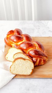 Foszlós fonott kalács hatos fonással lépésről lépésre. Kalács recept: https://annuskam.hu/kalacs/ #wannuskam #gasztroblogger #mutimiteszel #recept #mutimitsütsz #húsvét #kalács #kalácsfonás #hatosfonás | Annuskám