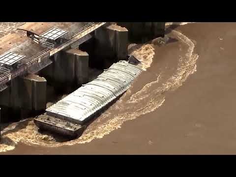 Runaway barges crash into Webbers Falls dam