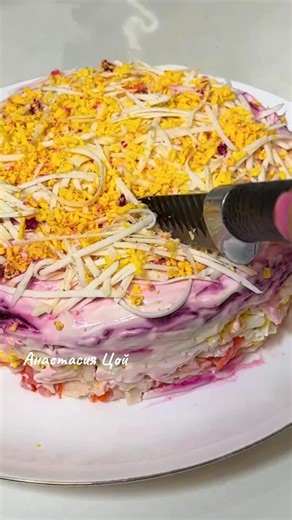 Анастасия Цой on Instagram: "Нет , это не селедка под шубой. Но тоже вкусный слоеный салат. Ингредиенты: ▪️вареная свекла ▪️крабовые палочки ▪️копченый сыр ▪️вареные яйца ▪️майонез Готово!❤️"