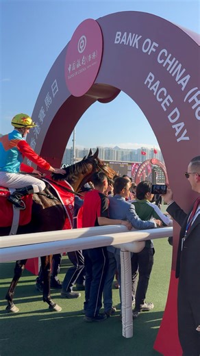 KA YING RISING reigns supreme 👑 🫵 The BOCHK Jockey Club Sprint is secured, bring on HKIR! | World Horse Racing