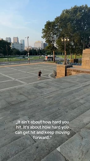 Heute in Philadelphia.Auf den Spuren von Rocky Balboa 🥊Was man von ihm lernen kann? 1. Gib niemals auf. 2. Trainiere, auch wenn keiner klatscht. 3. Wahre Stärke kommt von innen. Und genau daran glauben wir. Jetzt erst recht. 💥#RockySpirit #Philadelphia #DieKLARs #Klarheitsbewegung #JetztErstRecht #mehralscoaching #businessmitseele | Andreas J. Klar