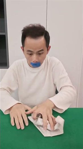 Glass bottle disappearing magic teaching method