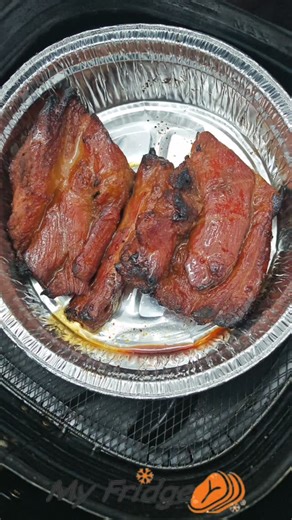 My Fridge on Instagram: "【🍖 My Fridge 港式叉燒・屋企都係茶餐廳】 想加餸？諗唔到食咩？🤔 打開雪櫃，拎出 My Fridge 最新力作 —— ✨ 港式叉燒 (約300g) ✨ 10分鐘，將屋企變身做你間專屬燒味舖🔥 🔥 解凍後氣炸 10 分鐘 🟰 快過落單 唔使醃、唔使睇火，解凍掉入氣炸鍋， 叮一聲就有熱辣辣、燶邊 juicy 靚叉燒 😋 🍳 加隻太陽蛋＝黯然銷魂飯 一碗白飯，舖上厚切叉燒，加隻流心蛋， 豉油繞兩圈 — 正宗港產名物出埸 😜 自己整，唔使同人爭位，仲要幾時想食都得！😋 📦 隨時隨地加餸・屋企必備 收工攰、落雨唔想郁、突然有朋友嚟… 只要雪櫃有 My Fridge 叉燒，咩都搞得掂！💪 👇 你屋企個雪櫃，係時候 upgrade 啦 🤗 網頁落單👇🏻 https://zh.myfridgehk.com/product-page/hong-kong-style-bbq-pork-appox-300g 可安排火炭工場自取 🛍️ 自取滿 $300 有 9️⃣5️⃣ 折優惠 如有任何問題或了解更多詳情， 歡迎聯絡