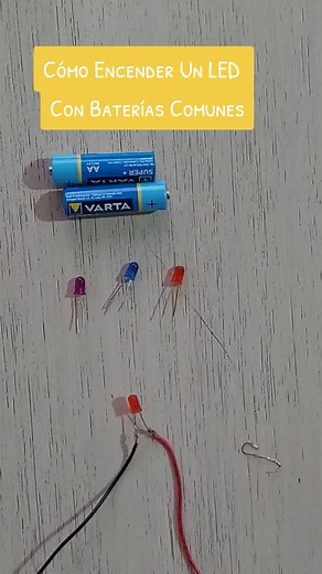 Cómo Encender Un LED con Baterías Comunes