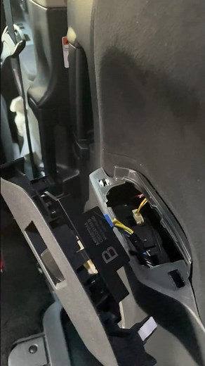 デリカD5のドア開閉スイッチにおいて部品を容易に取り外すことができた