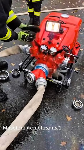 Ein ganzer Tag voll Wasser von oben und unten. Was ist eigentlich eine Feuerlöschkreiselpumpe? Warum kann es gefährlich werden für die Pumpe, wenn man weniger als 1,5 Bar Eingangsdruck hat? Was macht der Spaltring und wieso ist eine 43 Jahre alte Pumpe noch immer ganz weit vorne? Maschinisten wissen die Antwort nach diesem Lehrgang. Momentan läuft wieder ein Lehrgang an der FTZ mit Kameradinnen und Kameraden aus dem ganzen Landkreis Lüneburg. Danke an Katja aus der Freiwillige Feuerwehr Radbruch