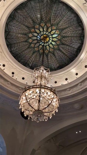 Clamart, La Pitié-Salpêtrière, l'Écosse, Saint-Tropez, Monaco... Tous les lieux traversés par Jacques, le héros de "Corvette", mon nouveau roman. J'y ai saisi ces images après l'écriture du livre. Un romancier ne veut pas être influencé. Il fait confiance à son imagination. Mais il aime parfois vérifier ses intuitions. Cela donne une espèce de bande-annonce qui, je crois, correspond à l'atmosphère du livre. Comme une carte-postale animée, le précipité chimique d'une histoire. Une histoire qui pa