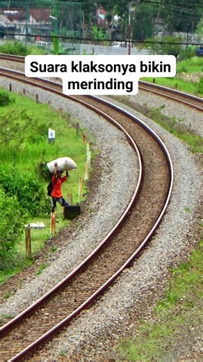 Bapaknya di klakson kereta 2 x #Kai #railway #keretaapiindonesia | Triono Comal