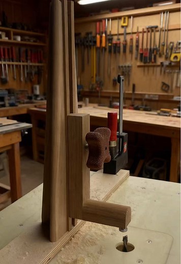 Simple Handheld Router Jig for Template Copying