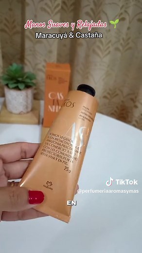 Un pequeño momento de calma en medio de tu día 🤍 Nuestra crema de manos de Maracuyá y Castaña hidrata profundamente mientras deja una sensación ligera y deliciosa en tu piel. ✅ Con aceite de maracuyá, ayuda a calmar y relajar ✅ La castaña nutre y protege la piel ✅ Textura ligera de rápida absorción ✅ Deja tus manos suaves, hidratadas y perfumadas Perfecta para llevar contigo y regalarte un instante de bienestar en cualquier momento ✨ 📲 Pedidos por WhatsApp: 958 945 788 📍 Ubicados en Chincha �