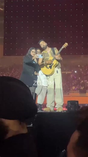 AP Dhillon made the night unforgettable for these Delhi fans on stage [ap dhillon delhi concert, ap dhillon fans on stage, ap dhillon live 2025, ap dhillon viral moment] #apdhillon | Zoom TV