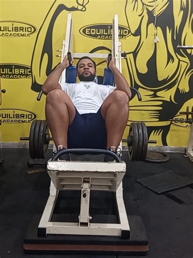 O Poder do Agachamento Hack Para Hipertrofia das Pernas O agachamento Hack é um dos exercícios mais completos para fortalecer pernas e glúteos, além de ajudar no ganho de força e massa muscular. Com uma execução bem controlada, você melhora a ativação dos quadríceps, glúteos e posteriores, tornando o treino ainda mais eficiente. O agachamento Hack faz parte do seu treino de pernas? #agachamentohack #pernas #gluteos #treinodepernas #musculacao