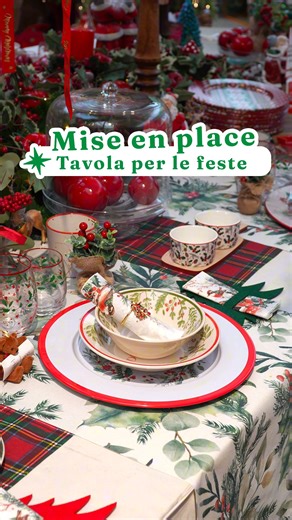 🥂 Come apparecchiare la tavola per il Natale? Oggi vi facciamo vedere questo splendido set di piatti e bicchieri decorati a tema natalizio dal gusto moderno e allegro. Crea la tua tavola dei sogni scegliendo tra tantissimi segnaposti, centrotavola, decorazioni che puoi trovare qui in negozio e nel nostro ecommerce www.solaragaden.it Volete altri video di inspo su come apparecchiare la tavola per le feste? Faccelo sapere nei commenti! -44gg 🎅 | Solara Il Villaggio di Natale