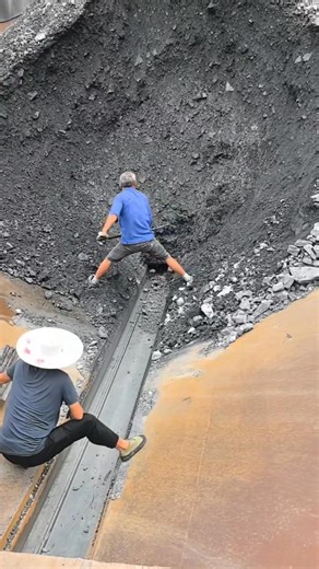 The process of a self-unloading ship unloading sand and gravel #sand and gravel #self-unloading ship #canal #unloading #crew #loading and unloading ship #ore #sand and gravel | Unloading Sailors