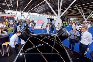 XPENG P7 Wing Edition wowed the visitors with its sleek design and smart cockpit at #FullyChargedLIVE2022. #FutureMobility | XPENG