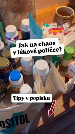Spokojena s málem on Instagram: "Taky máte takový chaos v lécích a vitaminech?🤯 dneska posdilim své tipy pro uklid chaosu a na konci mate malý hack pro cely dum 💗 tohle je naše polička s denně užívanými věcmi… pro mne, manžela, děti. Takže chaos byl real 🙈 A dneska ráno jsem si řekla: „Potřebuju reset.“ Tak jsem se do toho pustila ➡️ A tady je přesně postup, jestli si to chceš dát někdy taky: 1️⃣ Všechno vytáhnout ven – jo, úplně všechno. Jinak člověk nevidí ten horor &#x