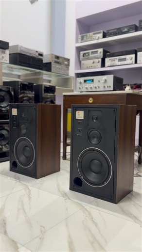 TAPE PLAYER DAN AUDIO VINTAGE TERMURAH on Instagram: "Speaker JBL L-50 Made In USA 🇺🇸🇺🇸 Speaker JBL L50 terkenal karena kualitas suaranya yang seimbang dan detail, serta kemampuannya menghasilkan suara yang kuat dan jernih, terutama pada rentang mid-range dan high-end. Speaker ini juga memiliki desain yang stylish dan kokoh 👍👍"