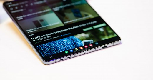 Samsung (mostly) disables Android 12L's taskbar when you use a third-party launcher