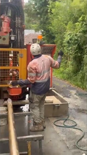 A dancing worker is a happy worker... representin' Geosense Crew, keeping it real💪