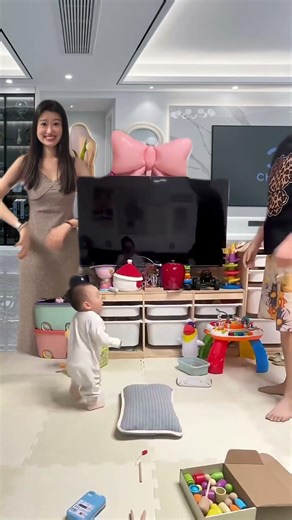아빠가 아이 돌보는 모습 정말 재미있어요～/パパが子供の面倒を見てる姿、すごく面白いな～🥰