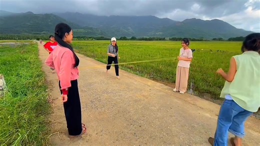 HP MARKETING DỊCH VỤ VÀ DU LỊCH LỚP: 66QTDL1_NHÓM 7 Có những lúc, ta chỉ muốn sống chậm lại một chút. Về với làng quê, với mùi rơm rạ, tiếng gà gáy sớm và những ký ức rất thật. Không ồn ào, không vội vã — chỉ là một lần trở về để nhớ, để thương, và để an yên. Vệt Nắng Tuổi Thơ — là hành trình dành cho những ai muốn sống chậm lại… để chạm vào những niềm vui rất giản dị, để kết nối lại với những người thân quen, và để nhớ rằng — giữa bộn bề cuộc sống, vẫn luôn có một nơi bình yên, có những con ngư