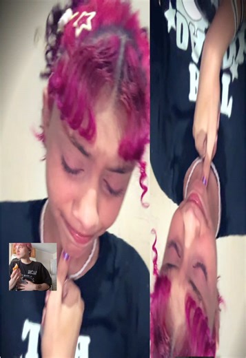 Sim, estilo com franja cacheada e cabelo rosa